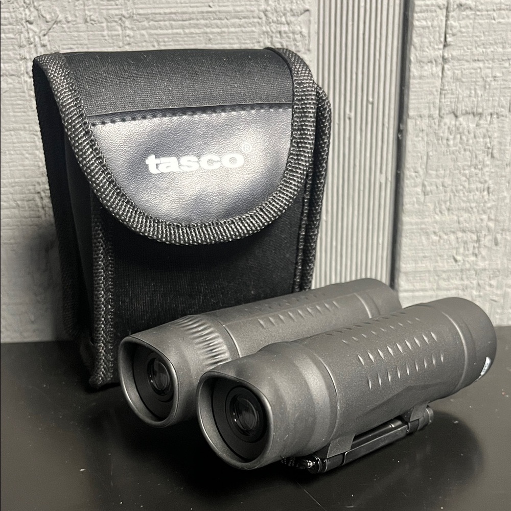 Tasco Essentials 10x25mm binoculars  with case